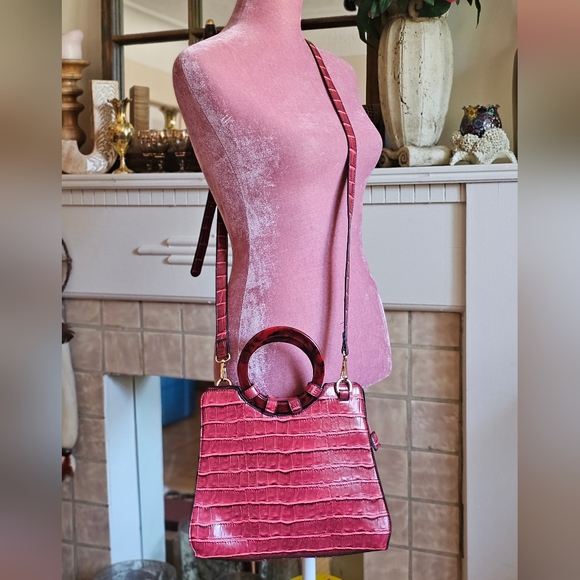 Imoshion red faux alligator embossed leather purse with acrylic handle. - Picture 10 of 10